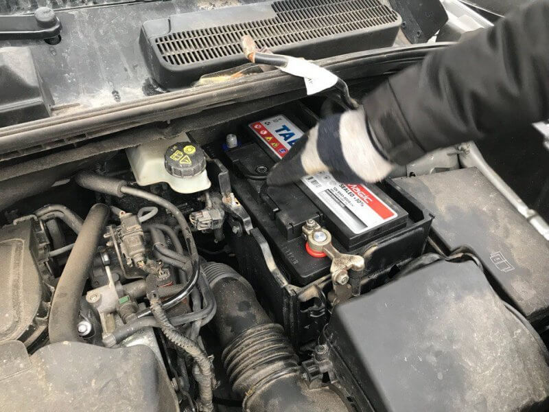 Установка аккумулятора в авто Ford Kuga